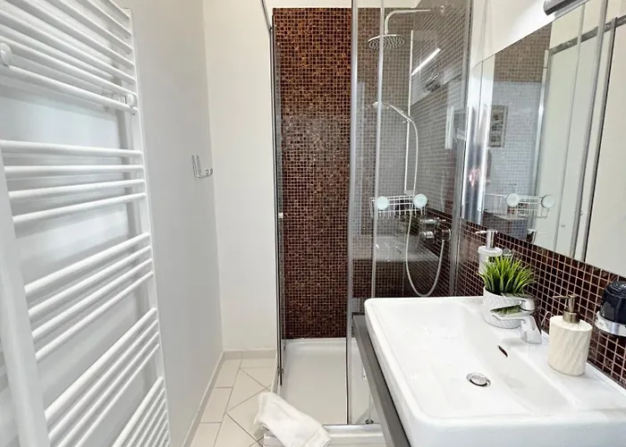 2 Bedroom Apartments, Near Belvedere, Equipped Kitchen, No Elevator 4th Floor * Vienna